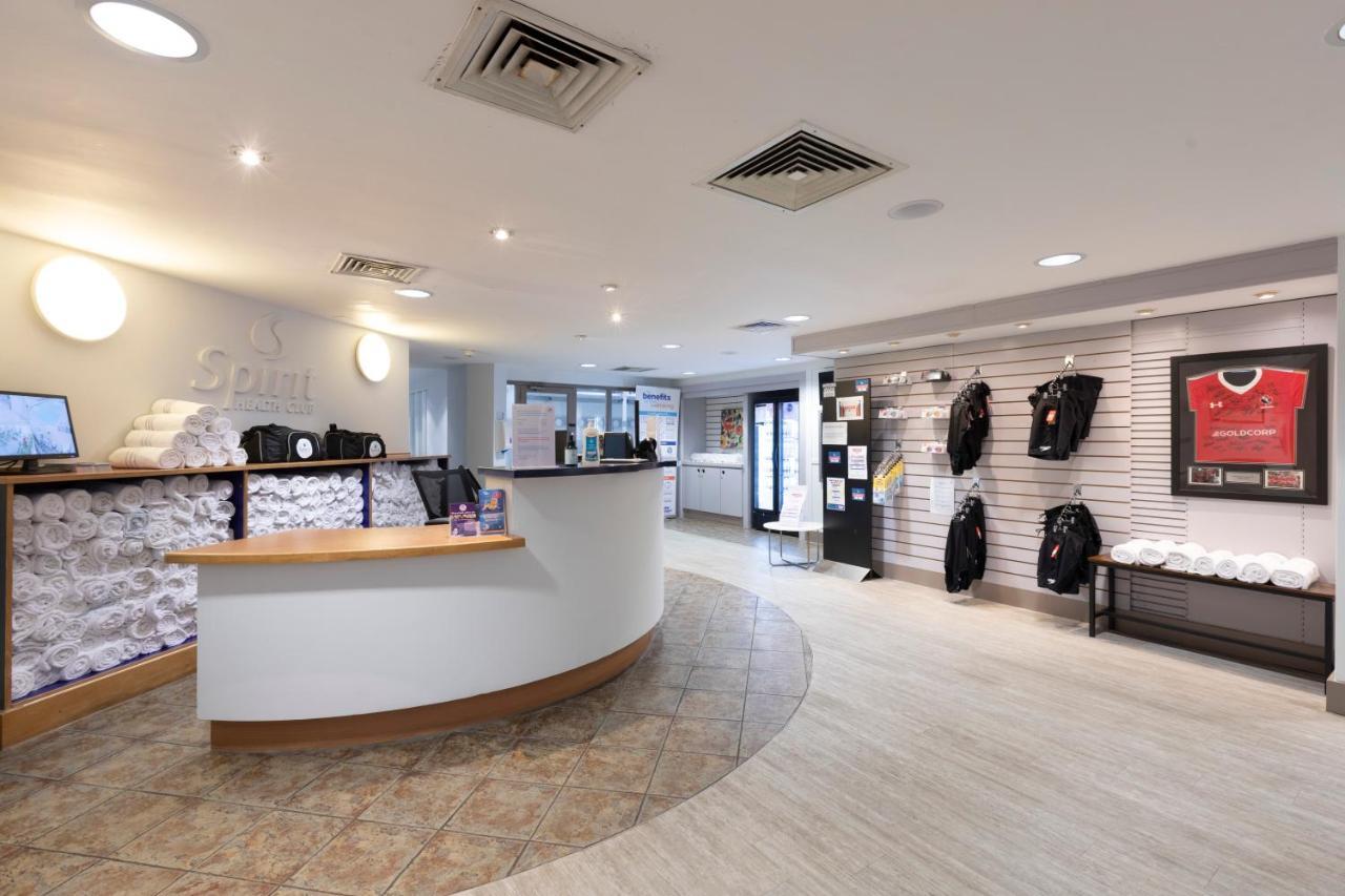 Holiday Inn Guildford By Ihg Εξωτερικό φωτογραφία