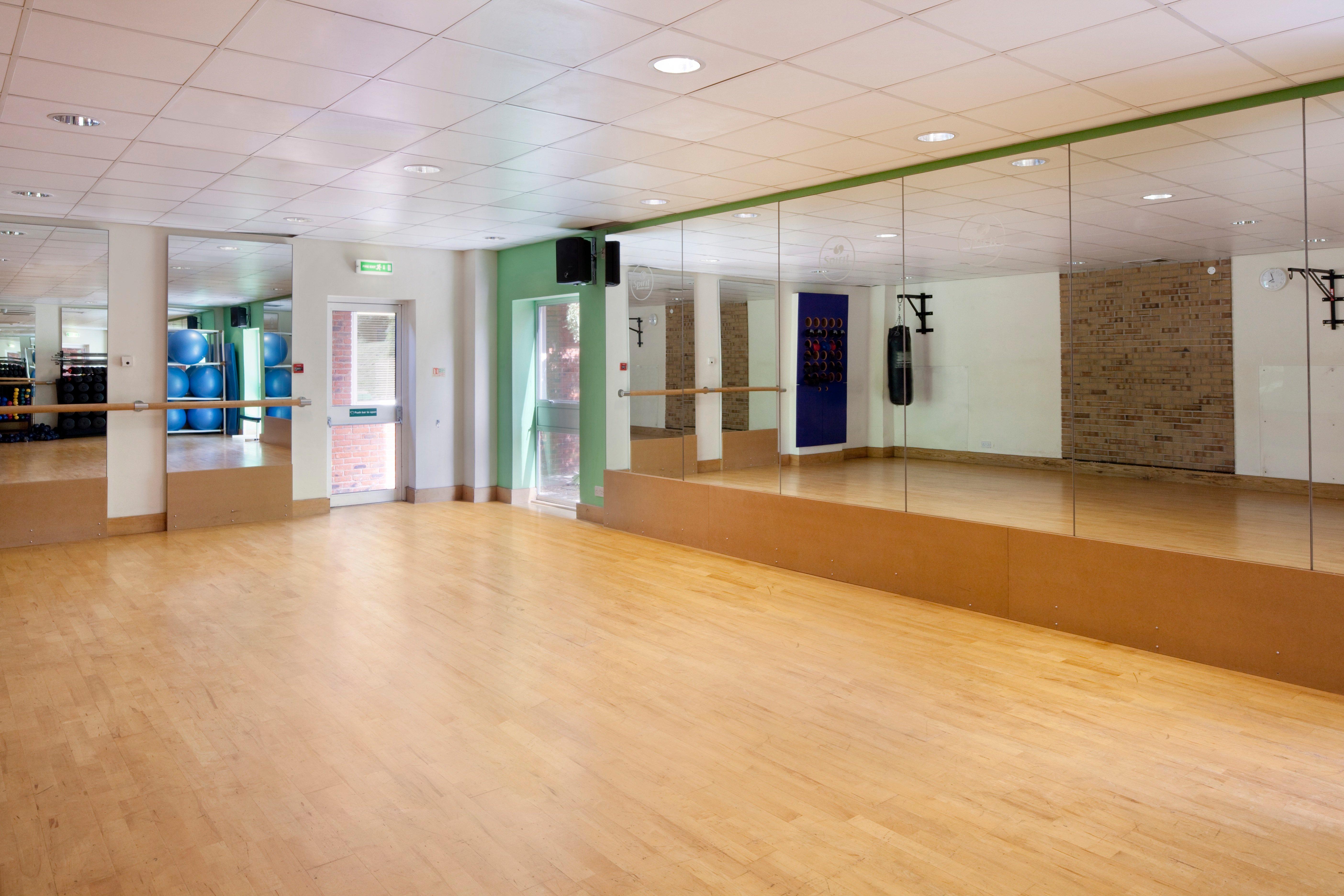 Holiday Inn Guildford By Ihg Εξωτερικό φωτογραφία