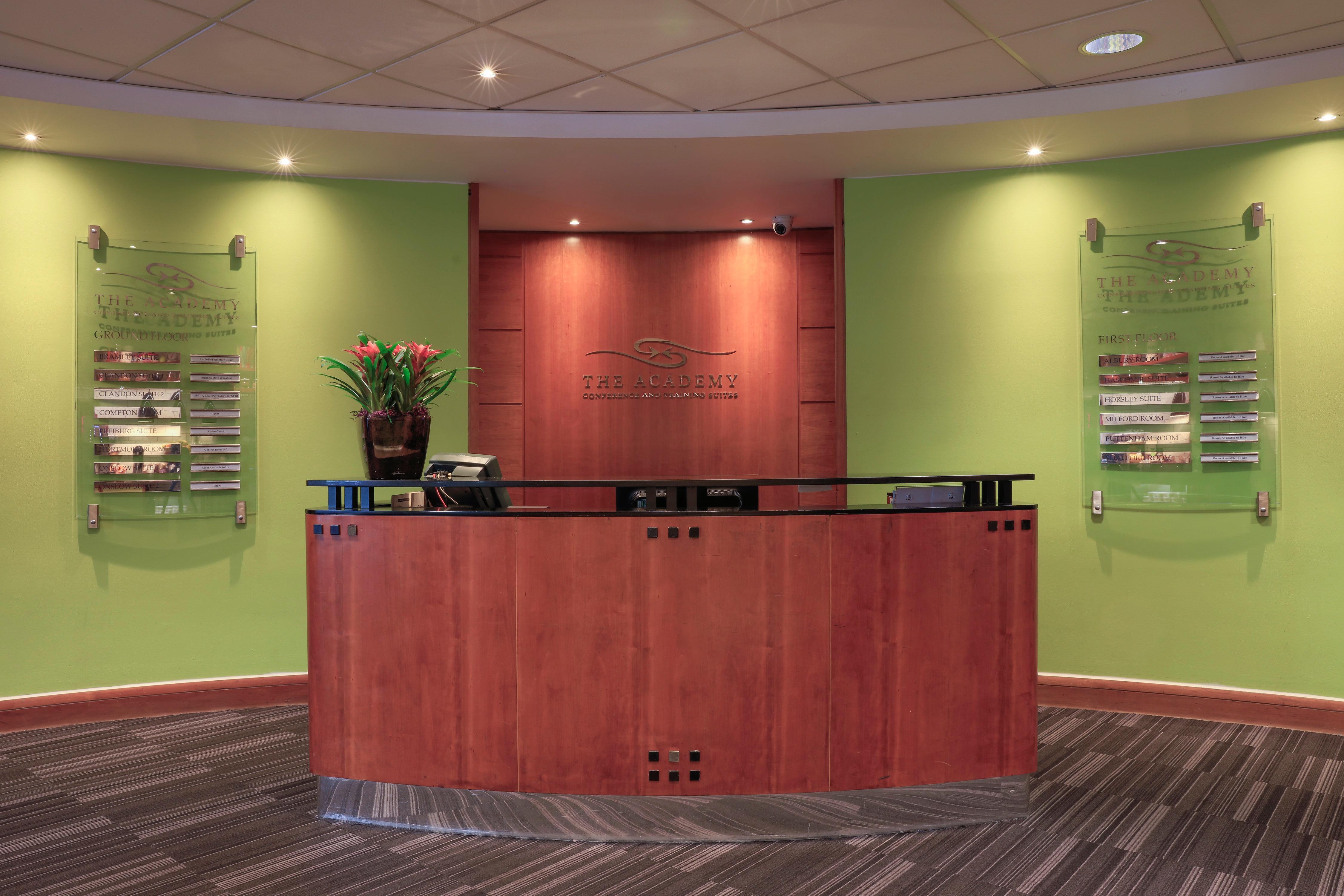 Holiday Inn Guildford By Ihg Εξωτερικό φωτογραφία