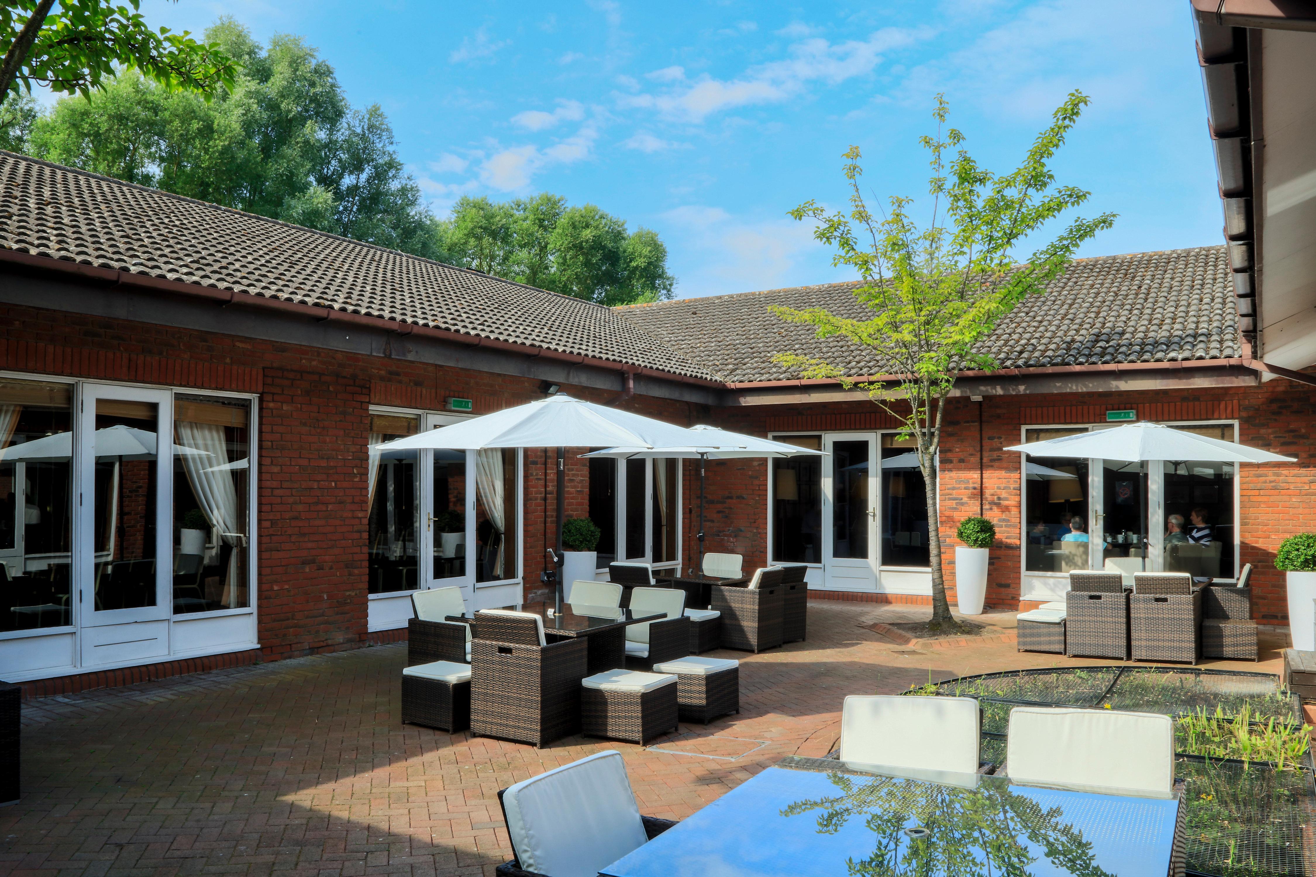 Holiday Inn Guildford By Ihg Εξωτερικό φωτογραφία