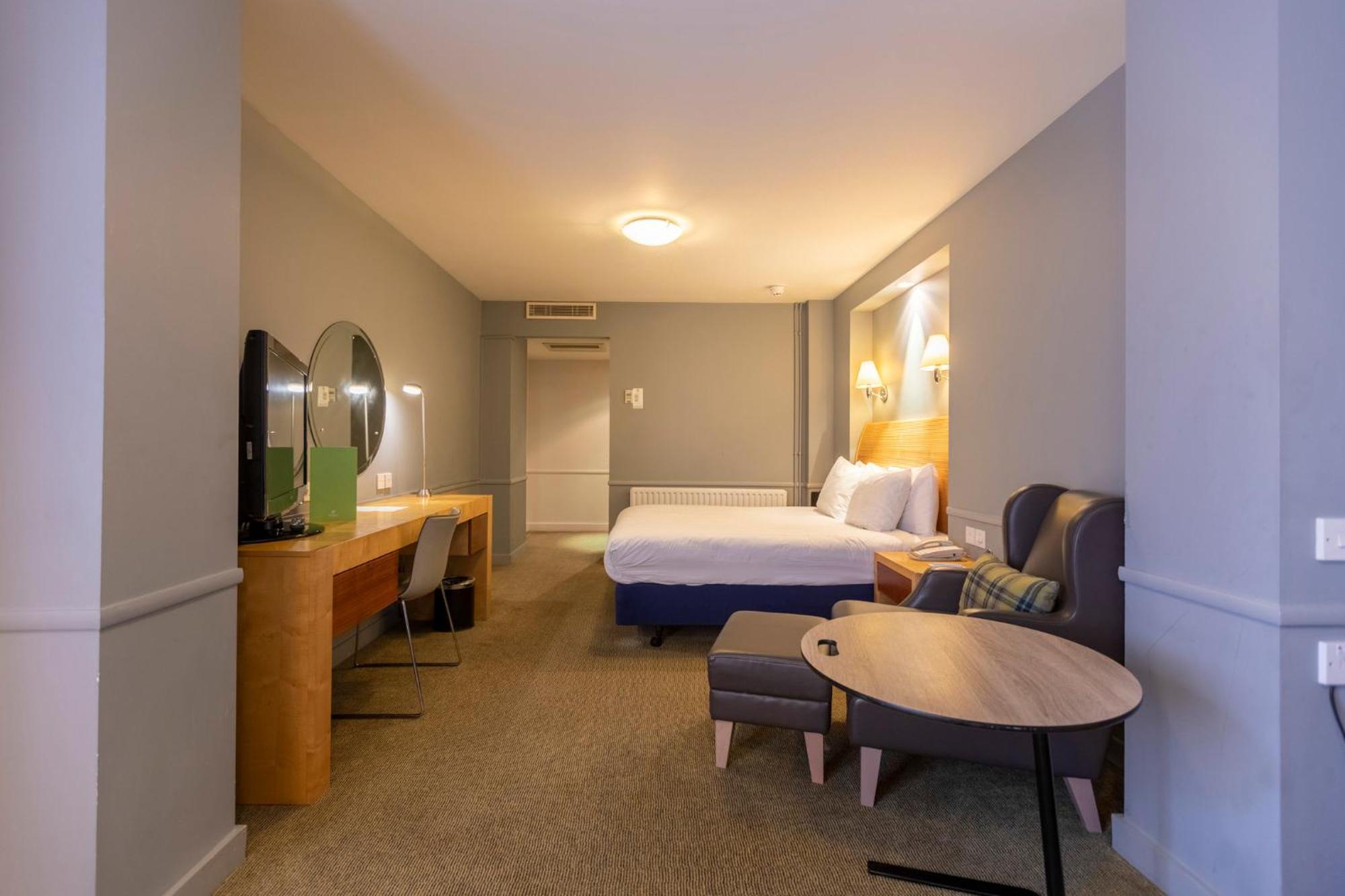 Holiday Inn Guildford By Ihg Εξωτερικό φωτογραφία