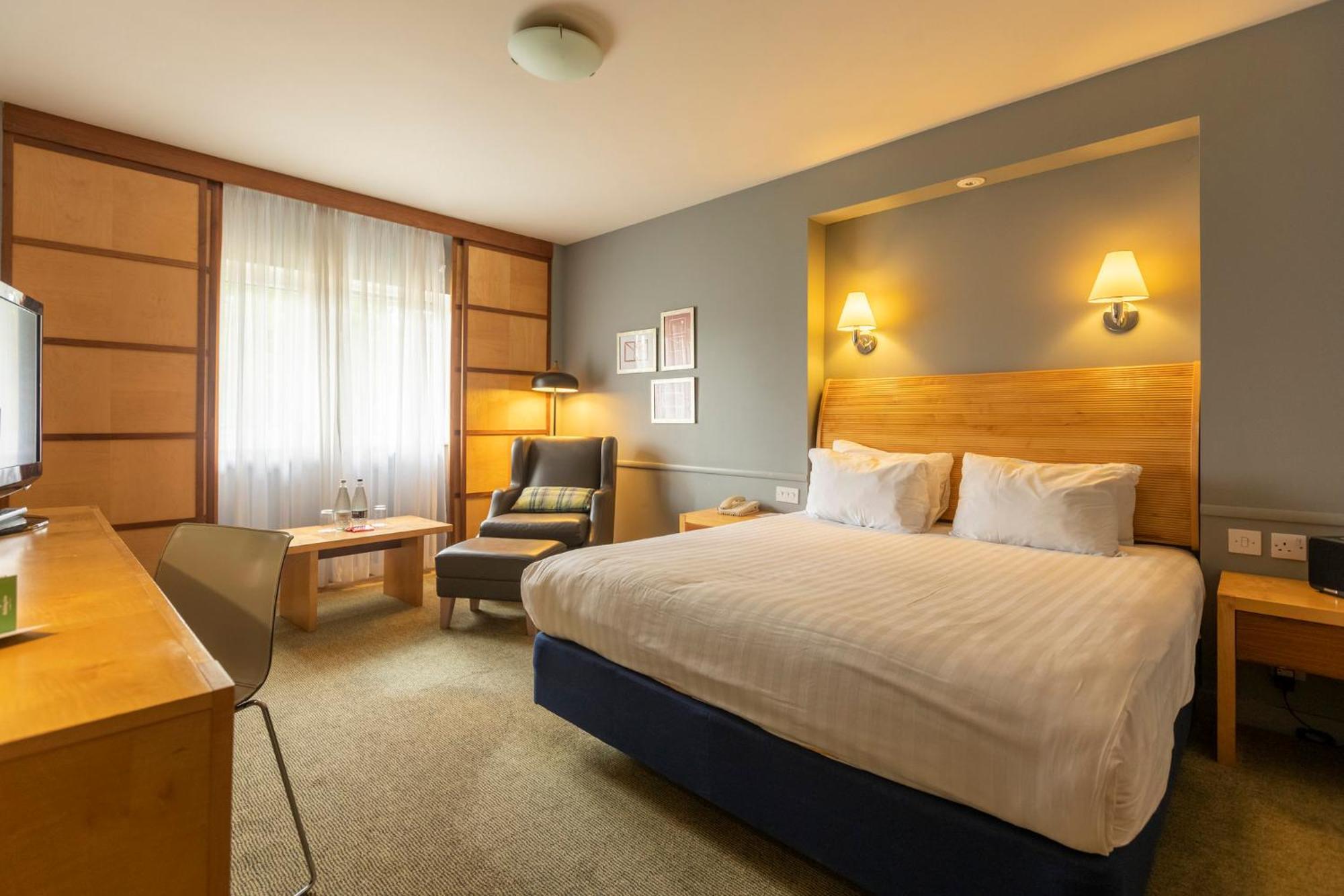 Holiday Inn Guildford By Ihg Εξωτερικό φωτογραφία